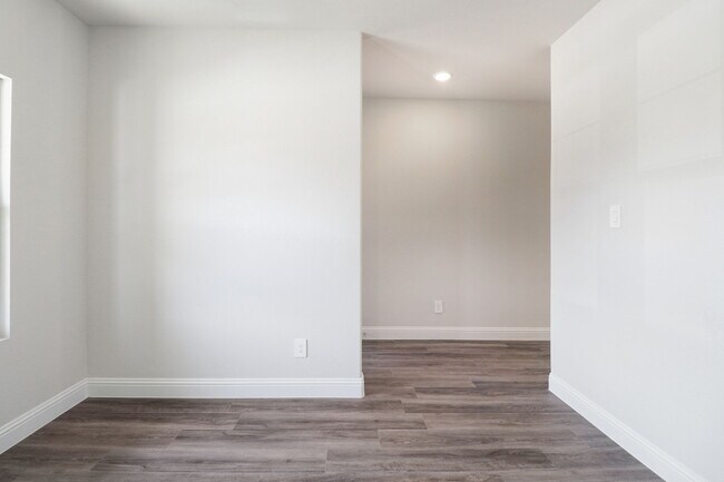 Building Photo - 2113 Gustavus Dr