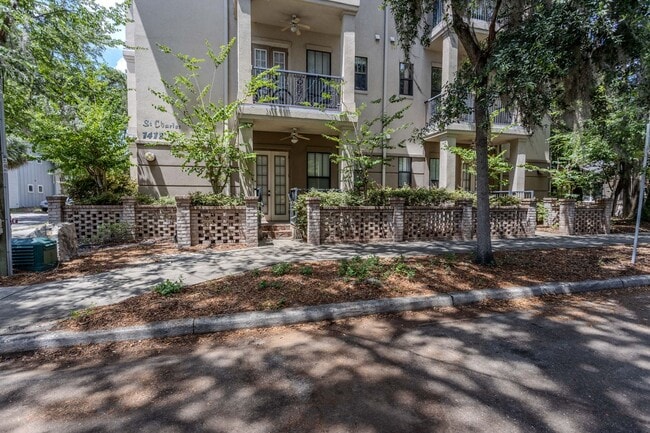 Building Photo - LOCATION. LOCATION. LOCATION. 2BR/3BA Cond...