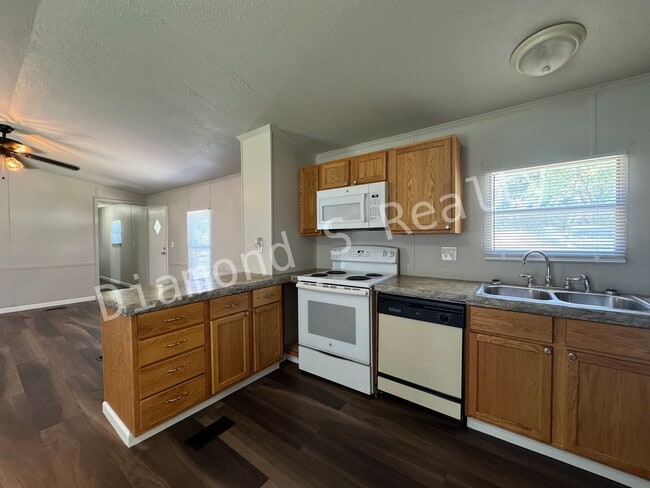 Building Photo - Nice & Clean Mobile Home for Lease!