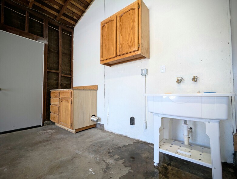 Building Photo - 2213 Newport Dr
