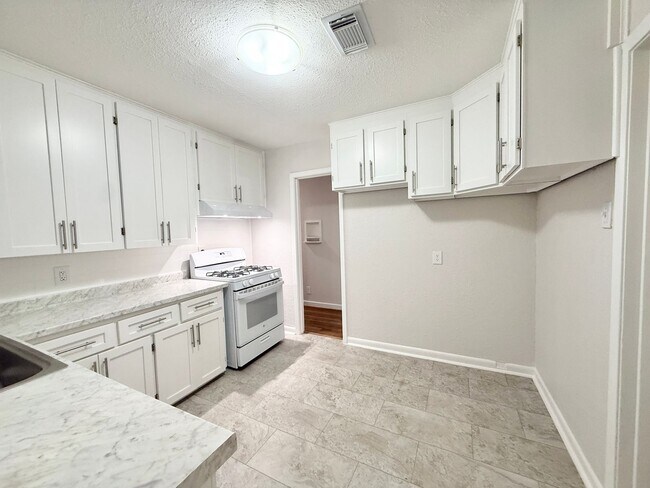 Building Photo - Adorable 3/1/1 Home in Lake Jackson !