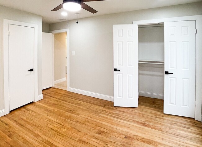 Building Photo - 722 E Strong Pkwy