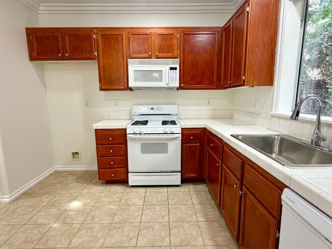 Building Photo - 3 be 2 bath Beautifully Updated Home in Gated Community