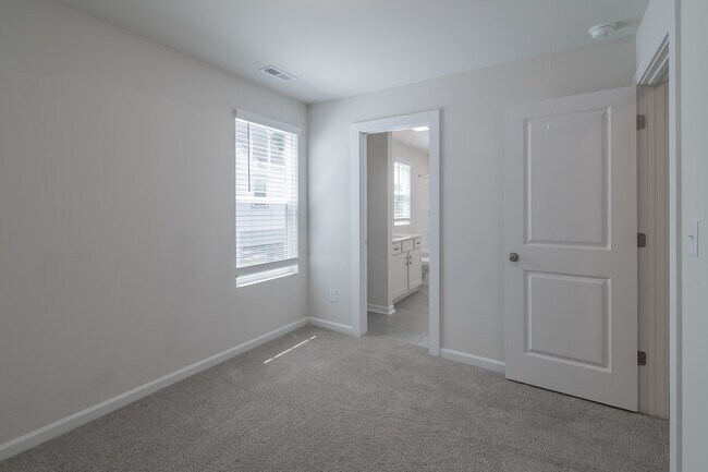 Building Photo - 223 Hoskins Ave Dr