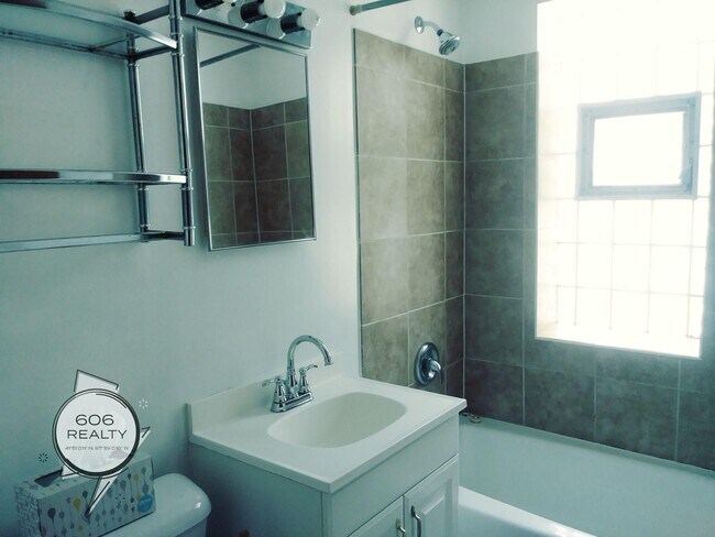 Building Photo - Beautiful Logan Square Apartments!