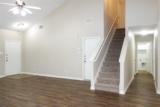 Building Photo - 108 Lavaca Loop