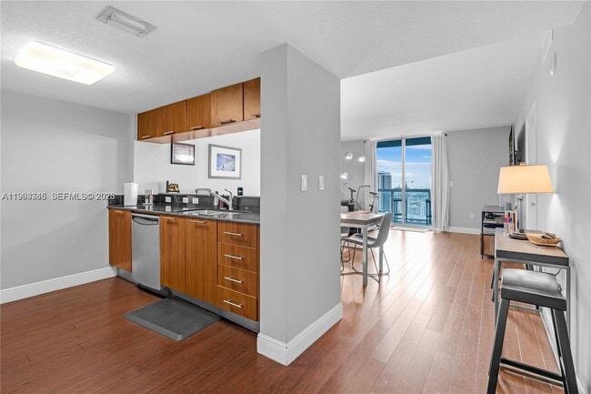 Building Photo - 1800 N Bayshore Dr