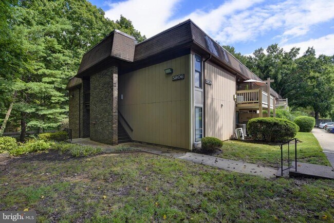 Building Photo - 5806 Royal Ridge Dr