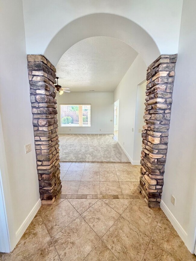 Building Photo - 988 E Silver Falls Dr