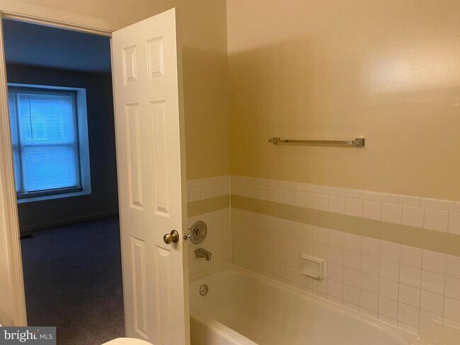 Building Photo - 5604 Gresham Ln