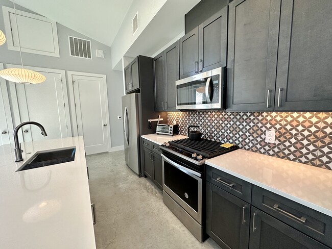 Building Photo - 5008 Lott Ave