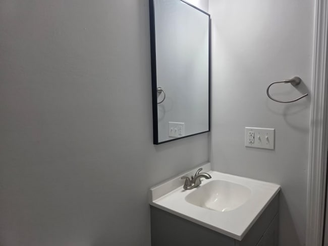 Building Photo - Newly Renovated 1-Bedroom Apartment Available ( 60+)