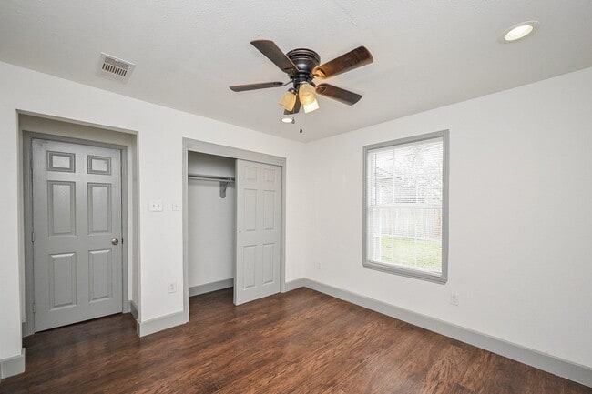 Building Photo - 314 W Hart Ave