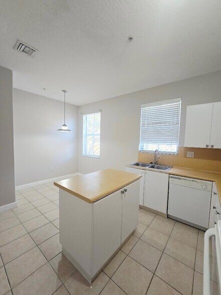 Building Photo - 3803 Shoma Dr