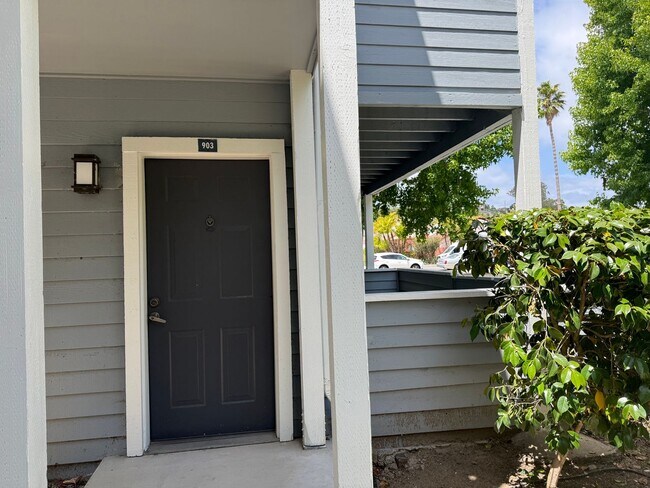 Building Photo - 2 BR/2BA Condo close to shopping, restaurants and beaches