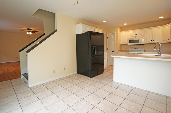 Building Photo - 1345 Goldfinch Dr