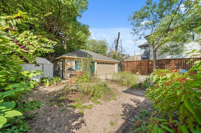 Building Photo - 406 Sul Ross St