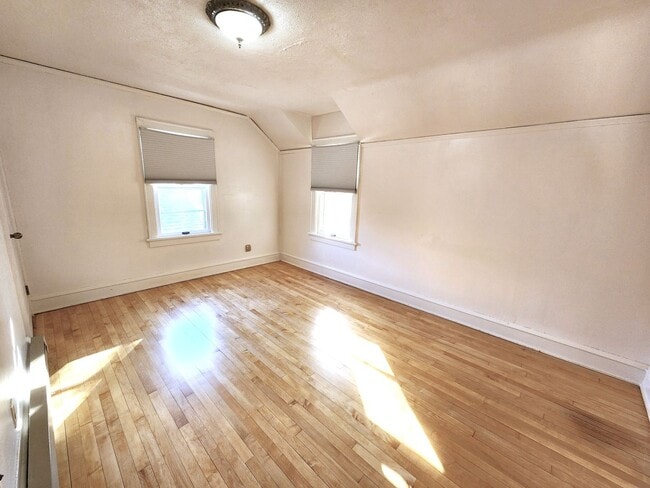 Building Photo - 3-bedroom single family in West Allis - Available now!