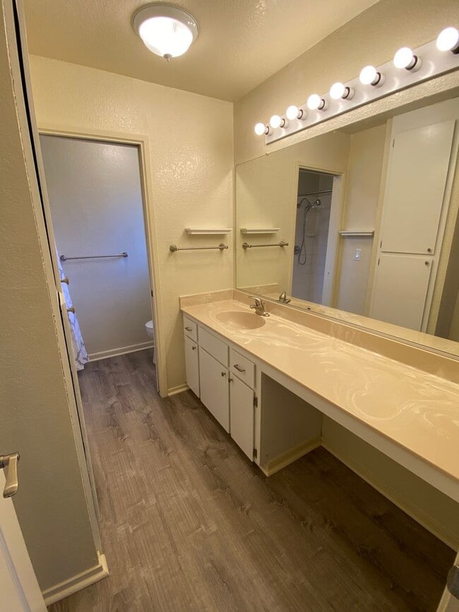 Building Photo - 3 Bedroom / 2 Bath Great Corner Lot in Travis District