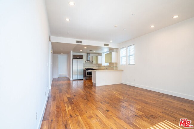 Building Photo - 848 Irolo St