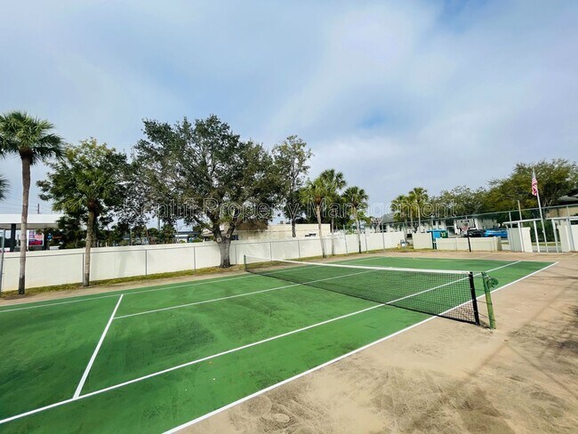 Building Photo - 2131 Crystal Dr