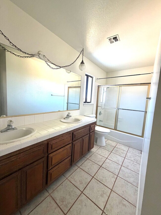 Building Photo - 4 Bedroom, 3 Bathroom with Office Near National Park