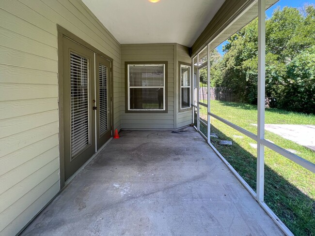 Building Photo - 3BR/2BA Pet Friendly Home in Sorrento! Ava...