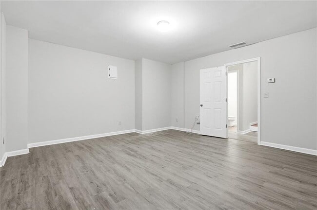 Building Photo - 6199 Thorncrest Dr