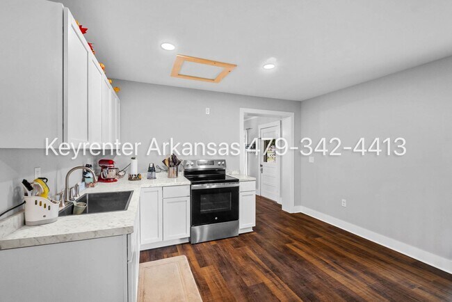 Building Photo - Charming 1 Bedroom Cottage-Style Home with Spacious Yard