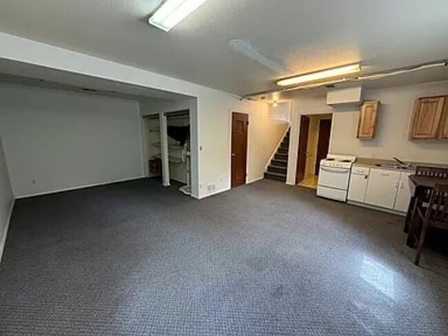 Building Photo - 4BR/4BA Updated Home with Finished Basement Suite & Landscaped Yard