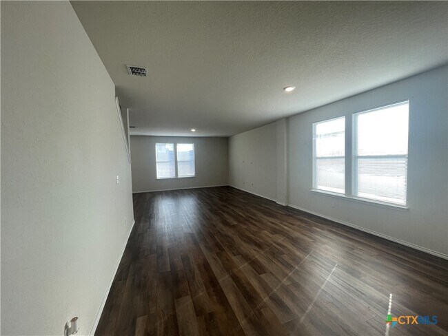 Building Photo - 457 Lynwood Gold
