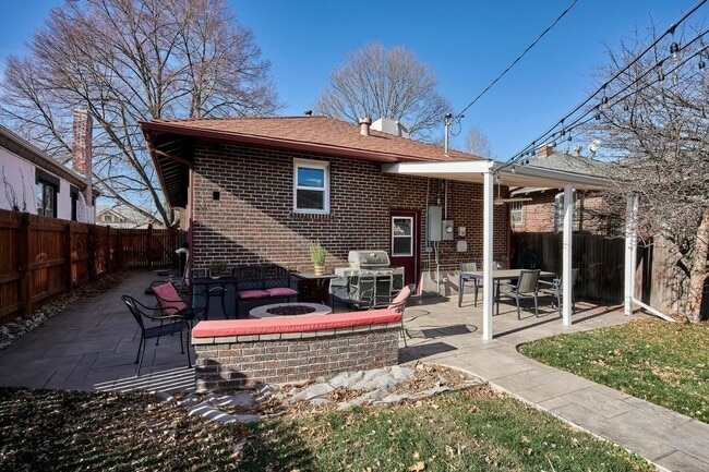 Building Photo - Long Realty & Property Management - Lovely Park Hill Home