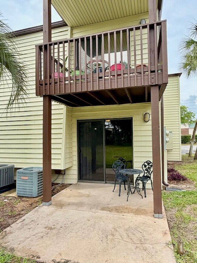 Building Photo - Beautifully remodeled 2 bedroom condo at w...