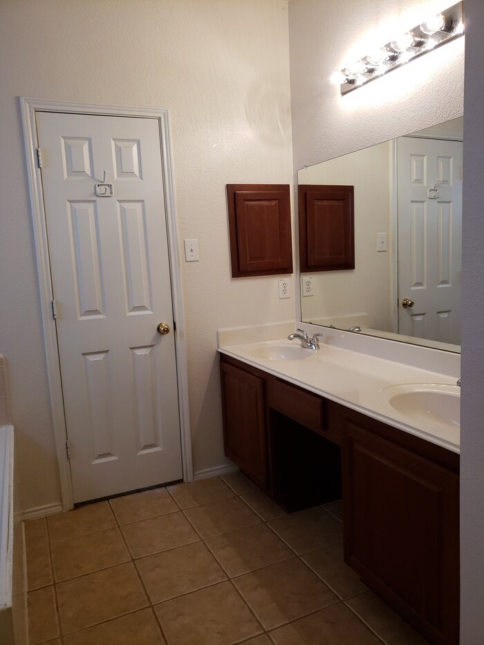 Building Photo - 8209 Swan Park Dr