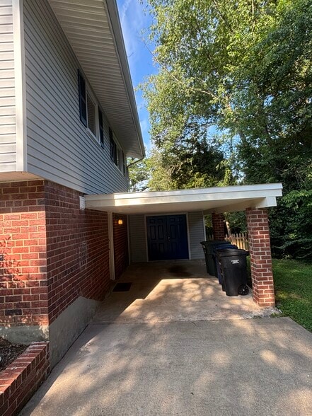 Carport and driveway - 4712 Surry Pl