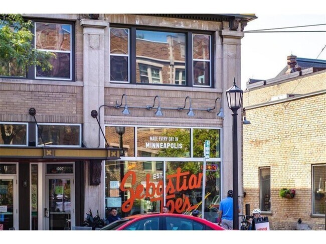 Building Photo - 821 Douglas Ave