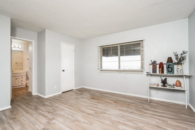 Building Photo - 2530 Clairemont Dr