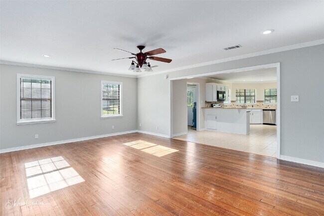 Building Photo - "Charming 3-Bed Sanctuary with 2 Full Bath...