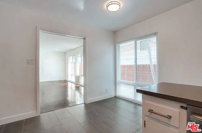 Building Photo - 869 Glenway Dr