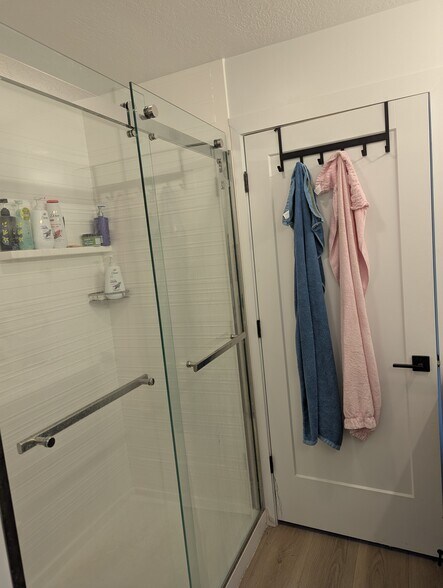 ensuite bathroom featuring a shower stall - 44 W Iko Ave