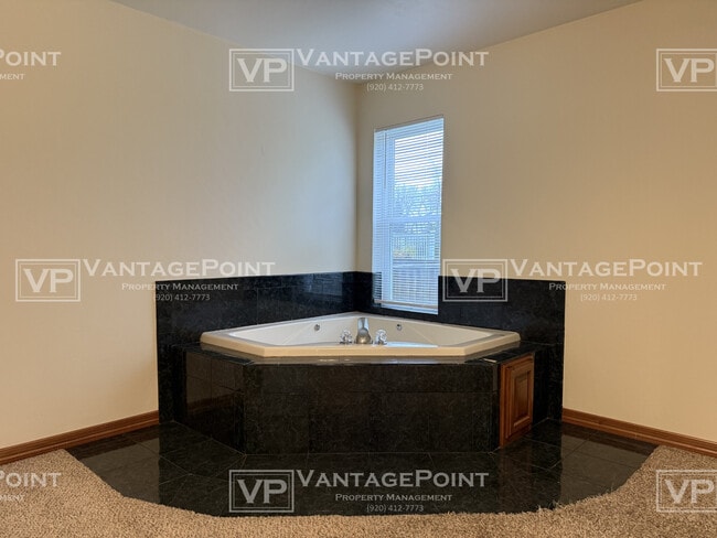 Building Photo - 2071 River Point Ct