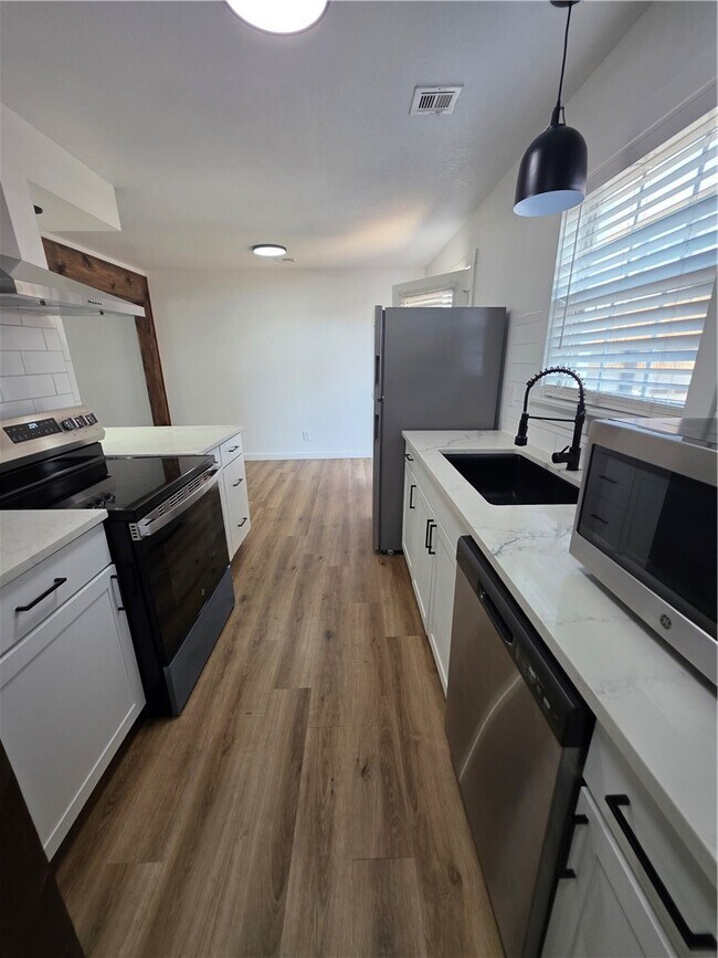 Building Photo - 2404 SE Jayel Terrace