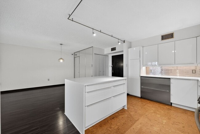 Building Photo - Now Available: Lovely 2 Bedroom, 2 Bath Condo in KOP!!