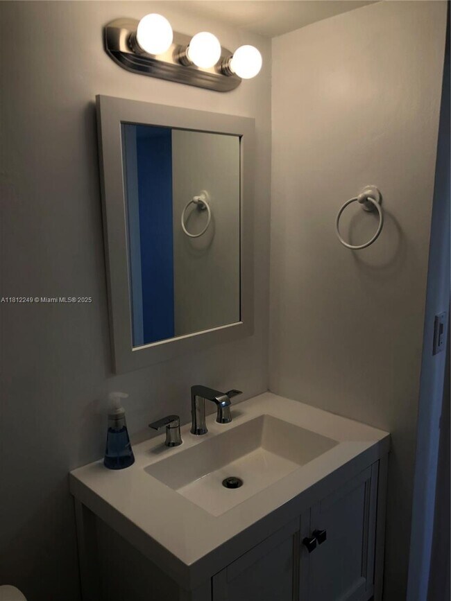 Building Photo - 13155 Ixora Ct