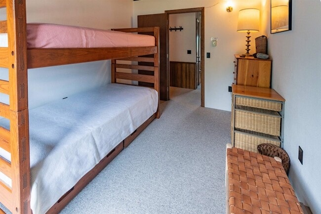 Building Photo - 18 Bunker Ln