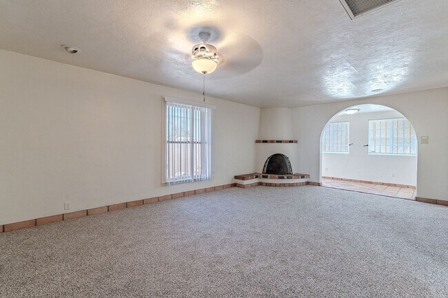 Building Photo - Spacious 4 bed 2 bath