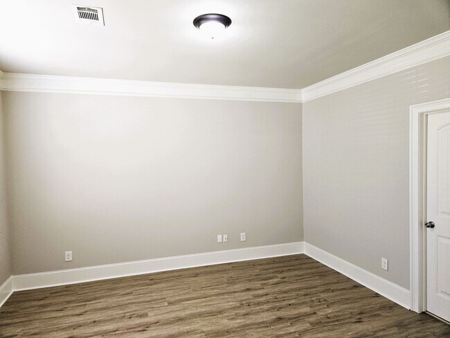 Building Photo - 5 Bedroom / 4 Bath Single Family Home