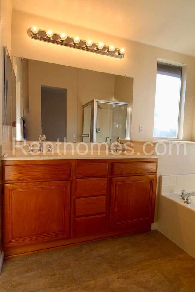 Building Photo - 1120 Camino Del Rey