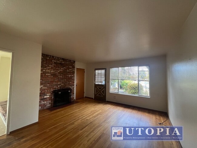Building Photo - 2 Bed 1 Bath Single Family Home Right Next...