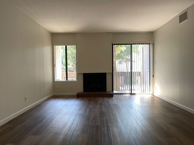 Building Photo - 15215 Magnolia Blvd